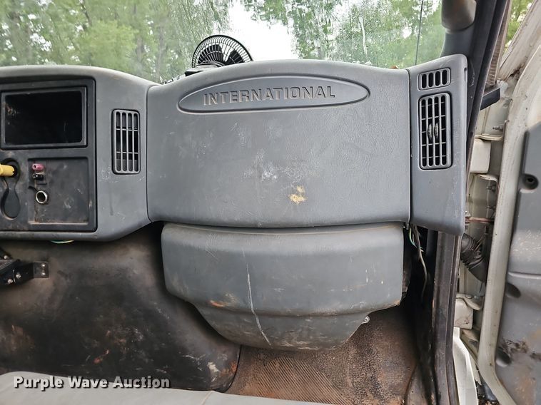 image for item DO2917 2006 International 4400  truck cab and chassis