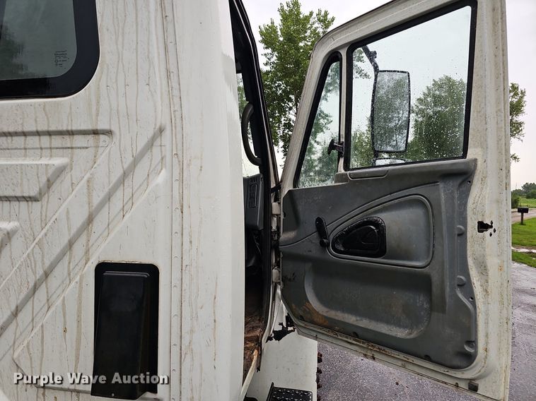 image for item DO2917 2006 International 4400  truck cab and chassis