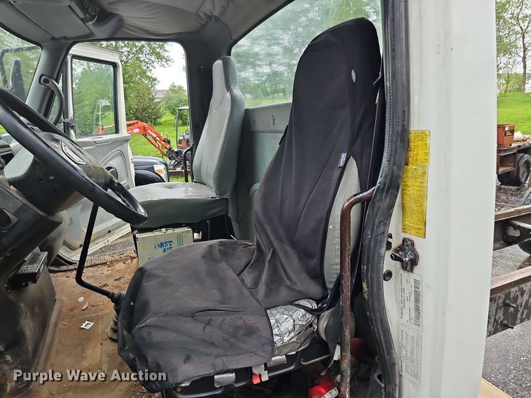 image for item DO2917 2006 International 4400  truck cab and chassis