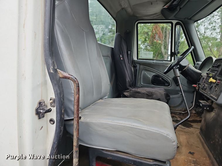 image for item DO2917 2006 International 4400  truck cab and chassis