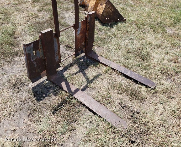 image for item DO2975 Bobcat 730  skid steer loader