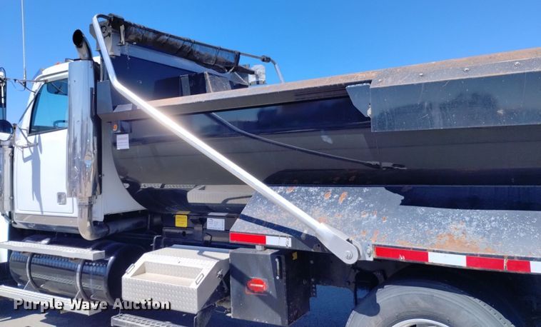 image for item DP3372 2004 Western Star 4900FA  dump truck