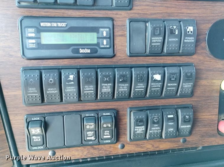 image for item DP3372 2004 Western Star 4900FA  dump truck