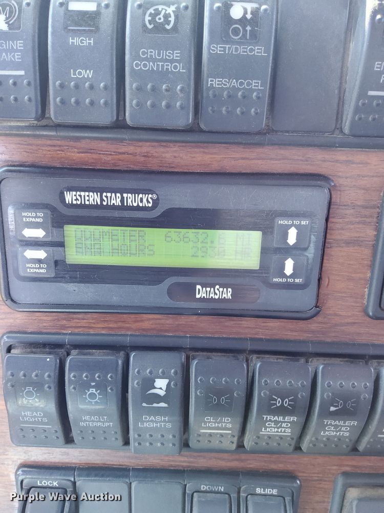 image for item DP3372 2004 Western Star 4900FA  dump truck