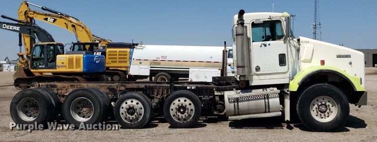 image for item DP8015 2004 Kenworth T800  truck cab and chassis