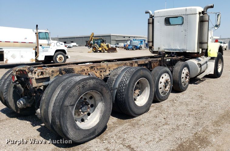 image for item DP8015 2004 Kenworth T800  truck cab and chassis