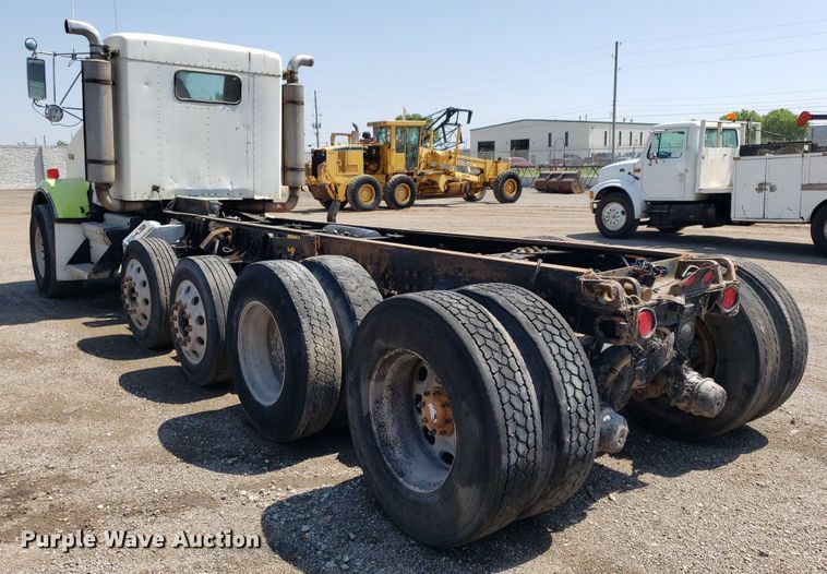 image for item DP8015 2004 Kenworth T800  truck cab and chassis