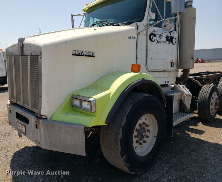 image for item DP8015 2004 Kenworth T800  truck cab and chassis