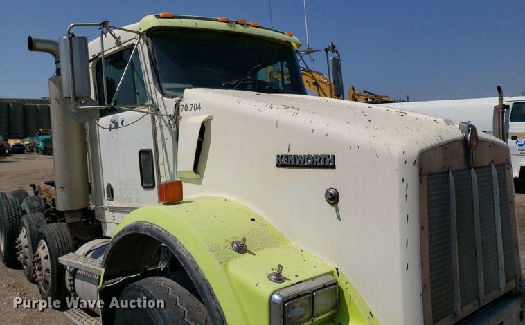 image for item DP8015 2004 Kenworth T800  truck cab and chassis