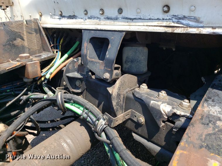 image for item DP8015 2004 Kenworth T800  truck cab and chassis