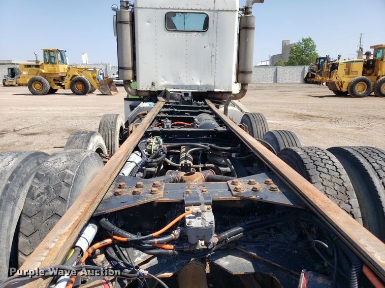 image for item DP8015 2004 Kenworth T800  truck cab and chassis