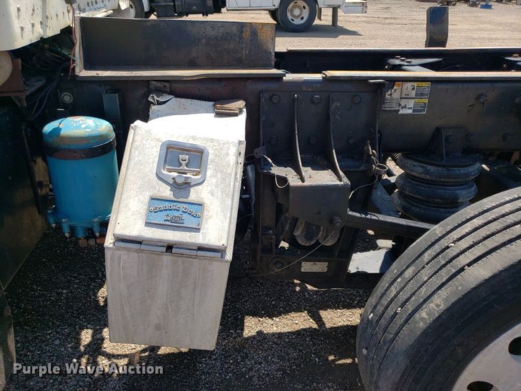 image for item DP8015 2004 Kenworth T800  truck cab and chassis