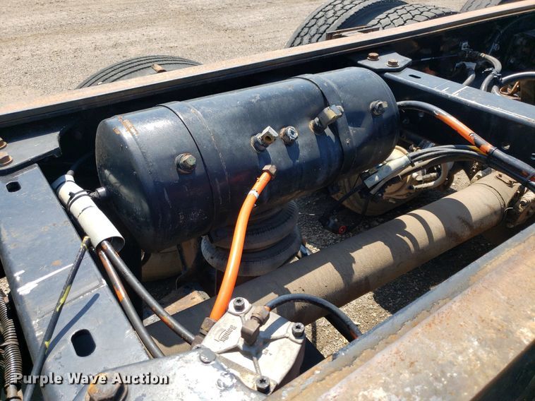 image for item DP8015 2004 Kenworth T800  truck cab and chassis