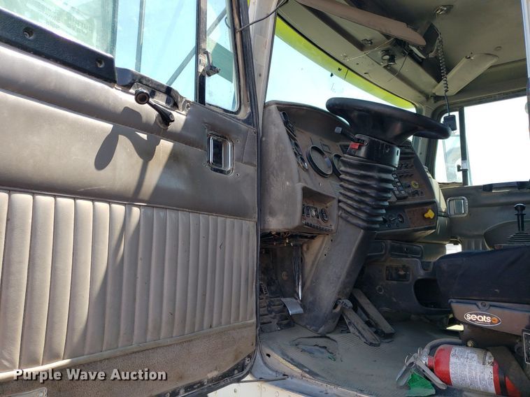 image for item DP8015 2004 Kenworth T800  truck cab and chassis