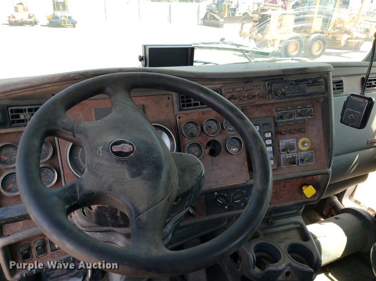 image for item DP8015 2004 Kenworth T800  truck cab and chassis