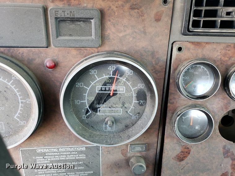 image for item DP8015 2004 Kenworth T800  truck cab and chassis