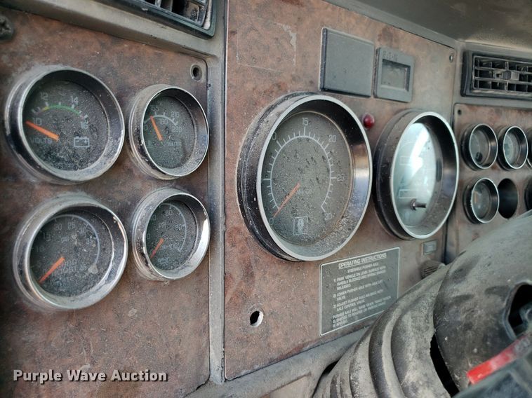 image for item DP8015 2004 Kenworth T800  truck cab and chassis