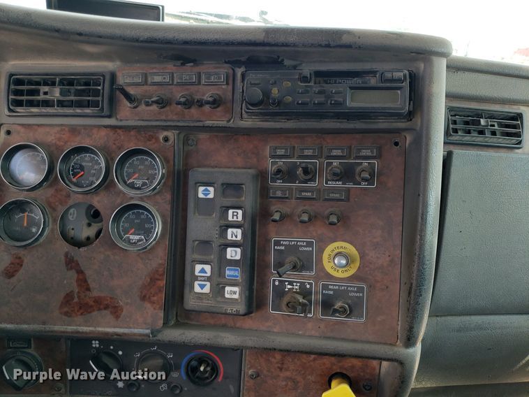 image for item DP8015 2004 Kenworth T800  truck cab and chassis