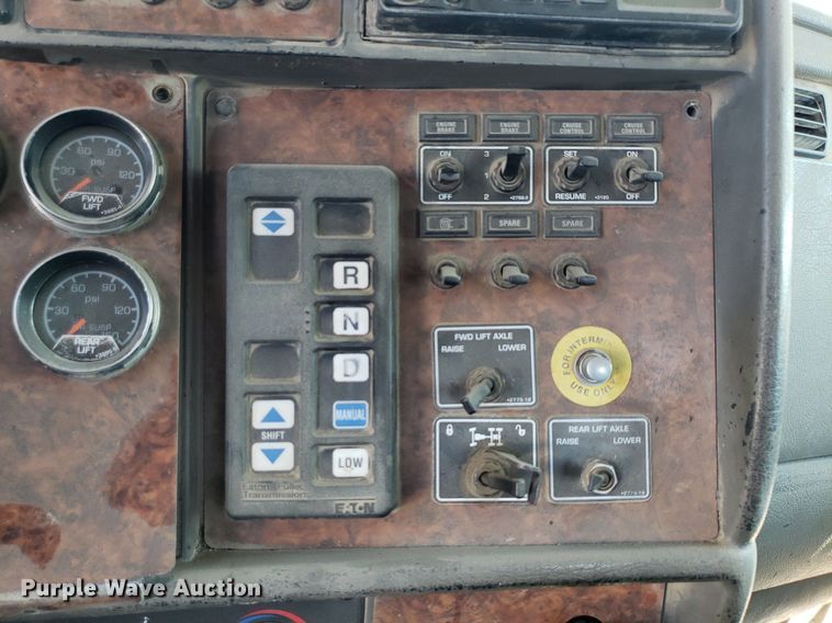 image for item DP8015 2004 Kenworth T800  truck cab and chassis