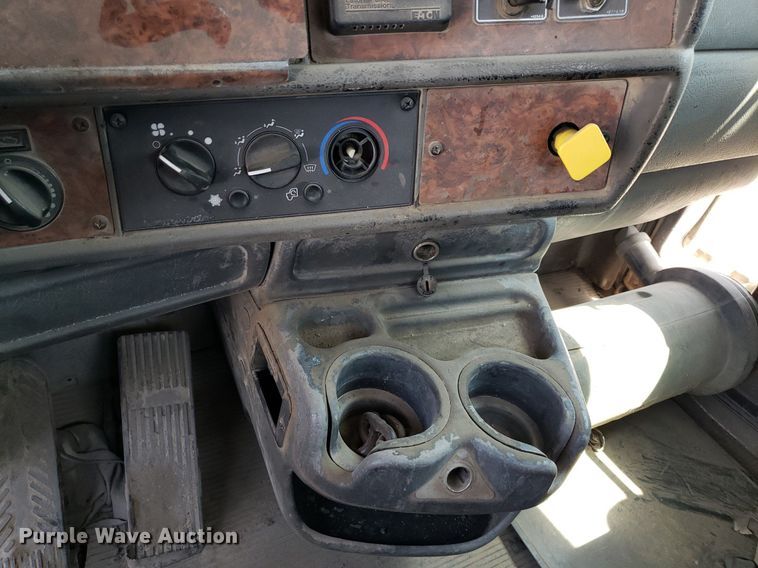 image for item DP8015 2004 Kenworth T800  truck cab and chassis