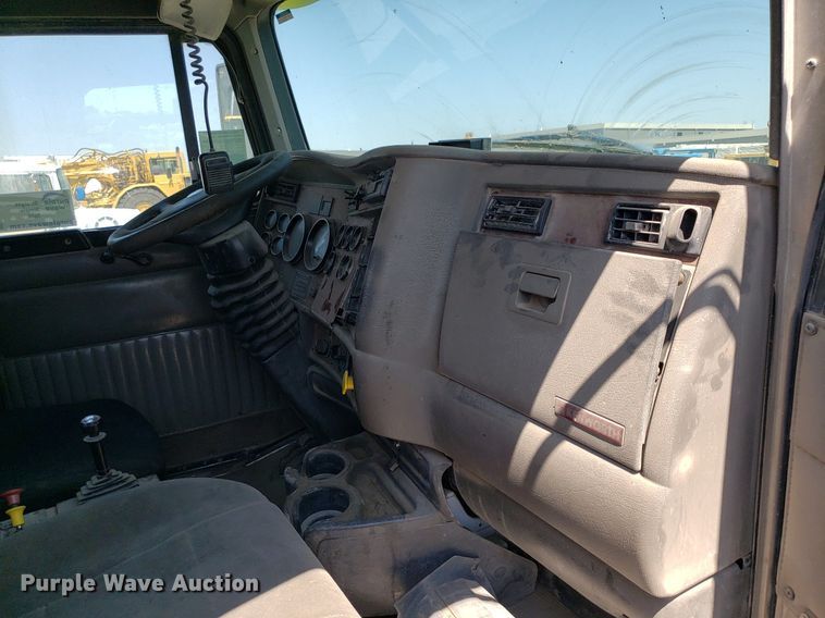 image for item DP8015 2004 Kenworth T800  truck cab and chassis