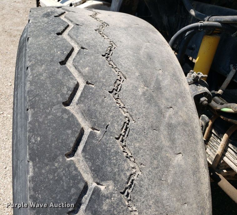 image for item DP8015 2004 Kenworth T800  truck cab and chassis