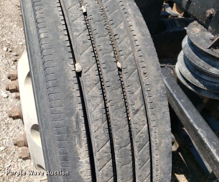 image for item DP8015 2004 Kenworth T800  truck cab and chassis