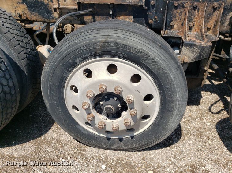 image for item DP8015 2004 Kenworth T800  truck cab and chassis