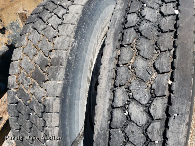 image for item DP8015 2004 Kenworth T800  truck cab and chassis