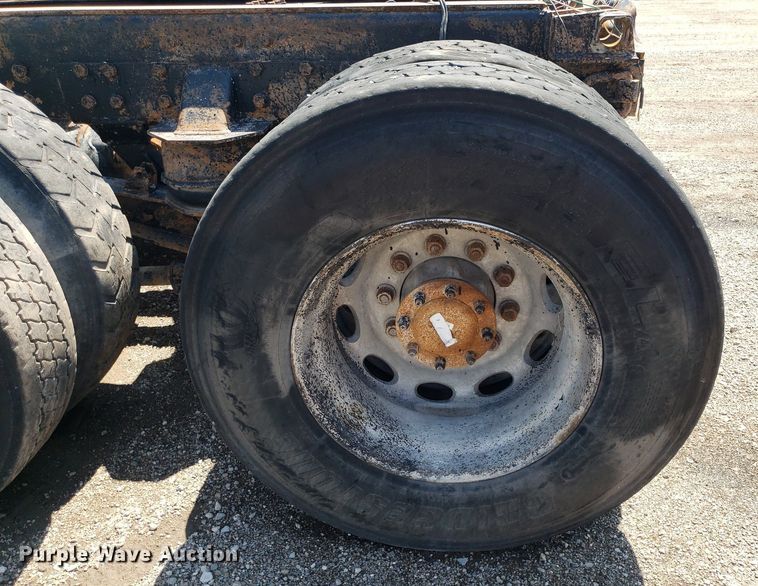 image for item DP8015 2004 Kenworth T800  truck cab and chassis