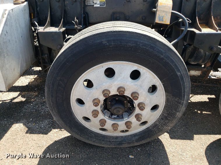 image for item DP8015 2004 Kenworth T800  truck cab and chassis