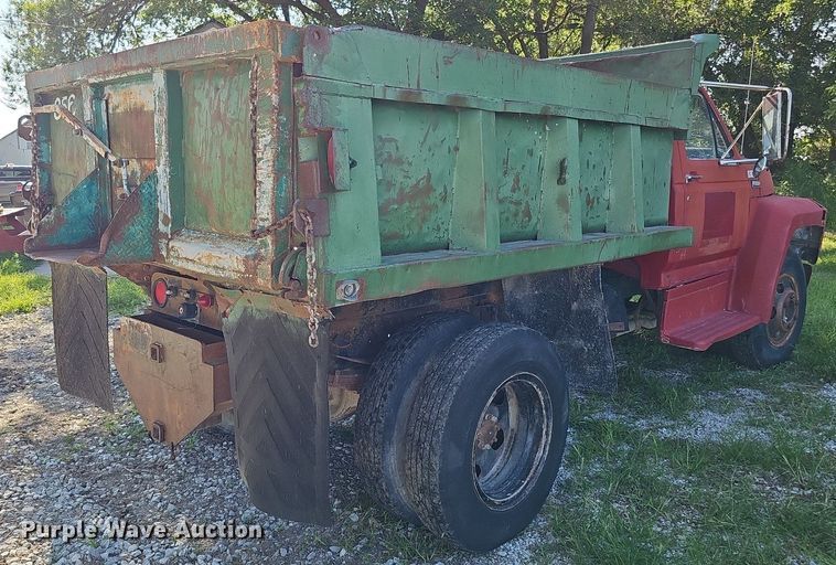 image for item DQ0122 1982 Ford F600  dump truck