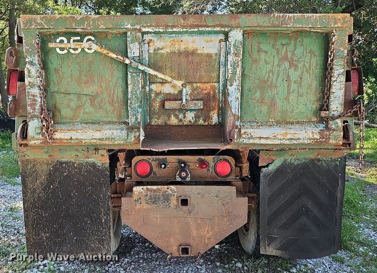 image for item DQ0122 1982 Ford F600  dump truck