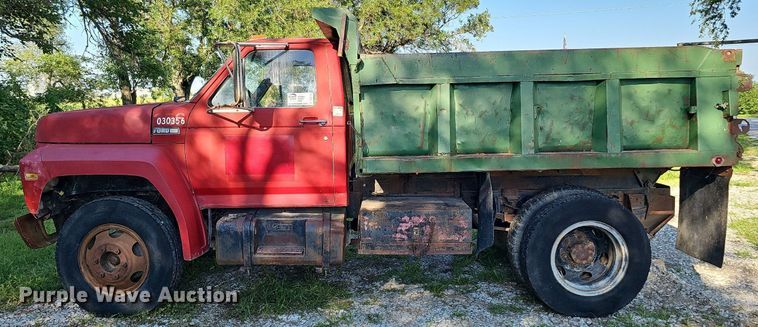 image for item DQ0122 1982 Ford F600  dump truck