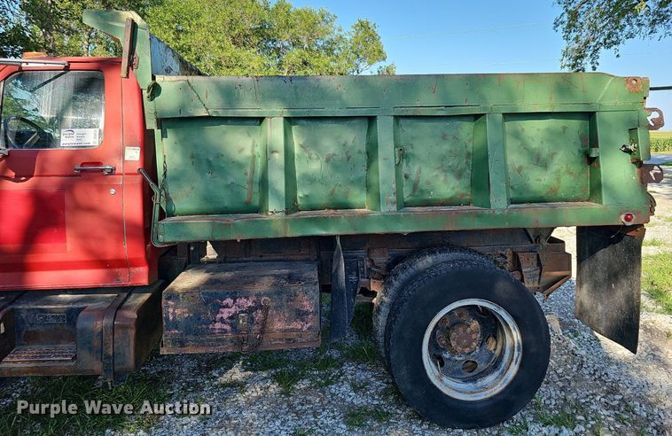 image for item DQ0122 1982 Ford F600  dump truck