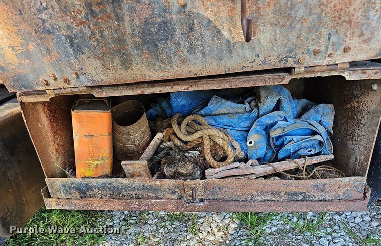 image for item DQ0122 1982 Ford F600  dump truck