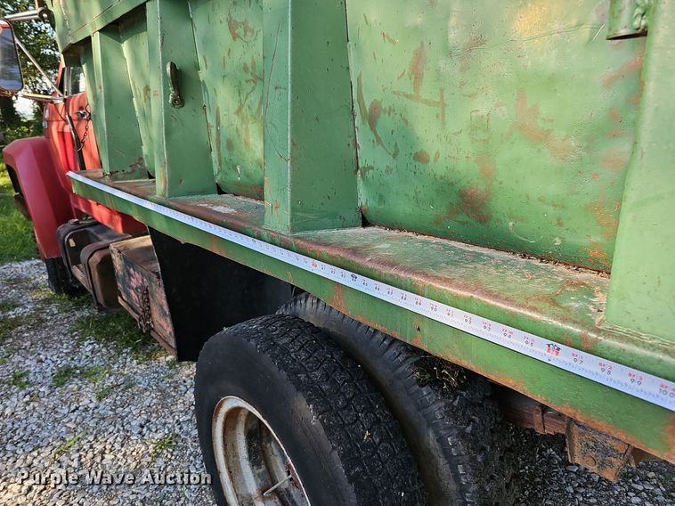 image for item DQ0122 1982 Ford F600  dump truck