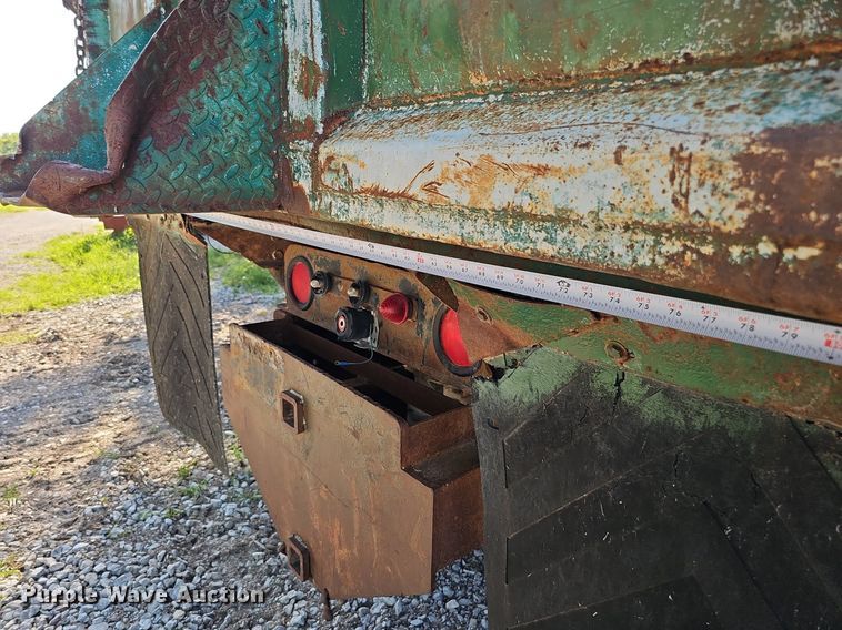 image for item DQ0122 1982 Ford F600  dump truck