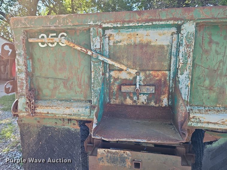 image for item DQ0122 1982 Ford F600  dump truck