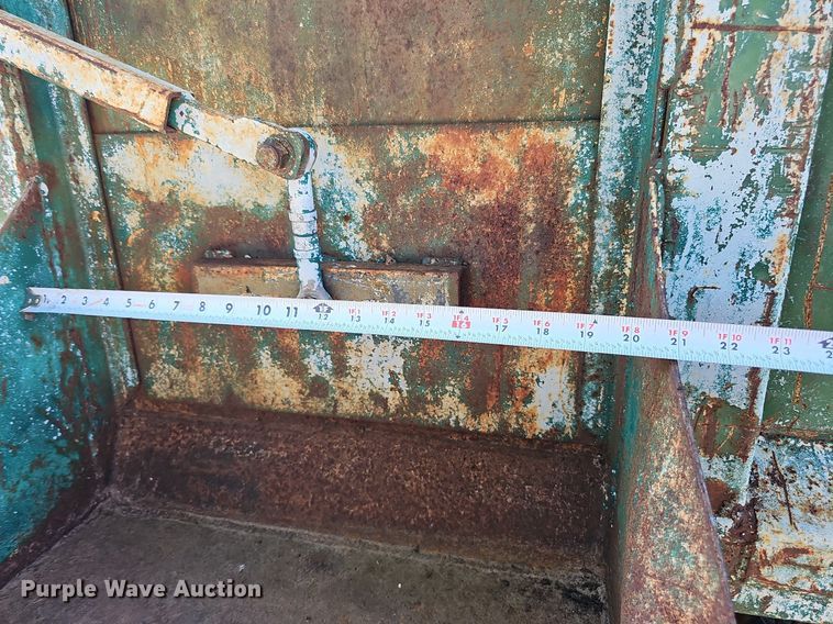 image for item DQ0122 1982 Ford F600  dump truck