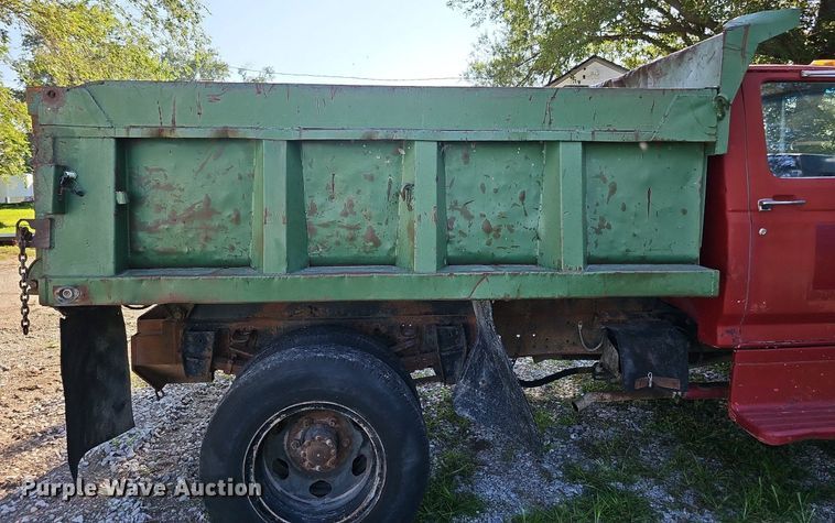 image for item DQ0122 1982 Ford F600  dump truck