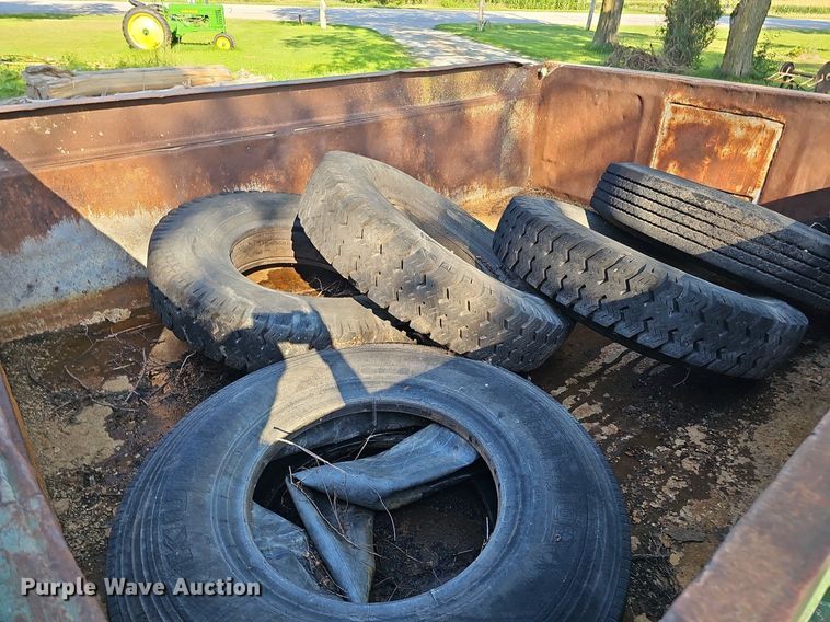 image for item DQ0122 1982 Ford F600  dump truck