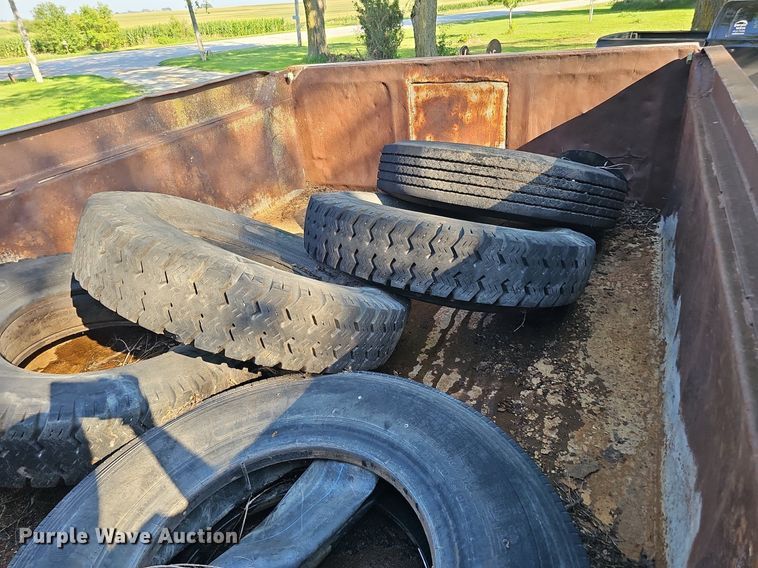 image for item DQ0122 1982 Ford F600  dump truck