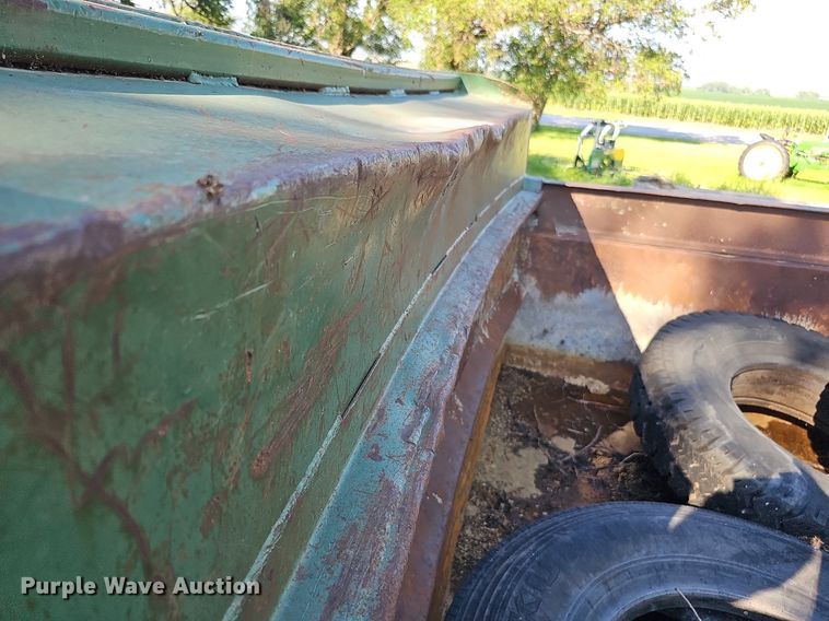 image for item DQ0122 1982 Ford F600  dump truck