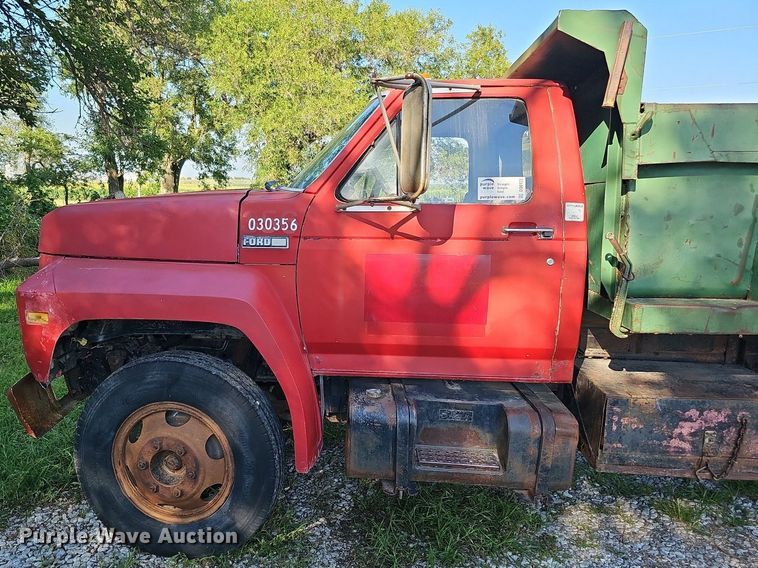 image for item DQ0122 1982 Ford F600  dump truck