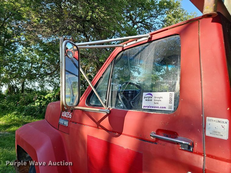 image for item DQ0122 1982 Ford F600  dump truck