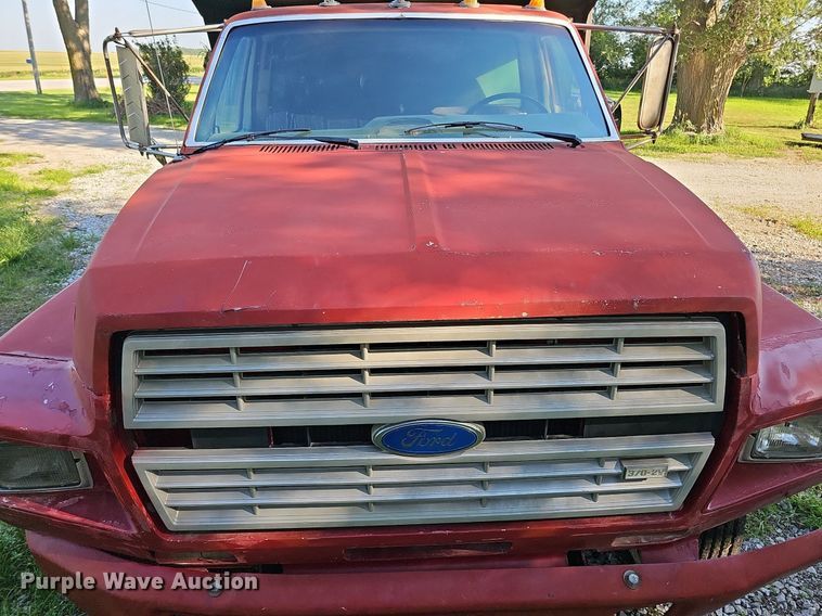 image for item DQ0122 1982 Ford F600  dump truck