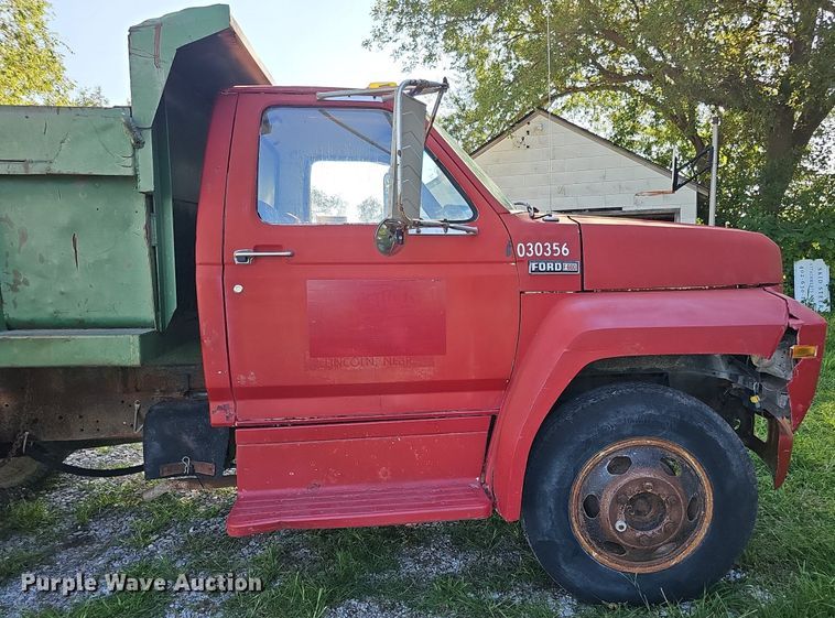 image for item DQ0122 1982 Ford F600  dump truck