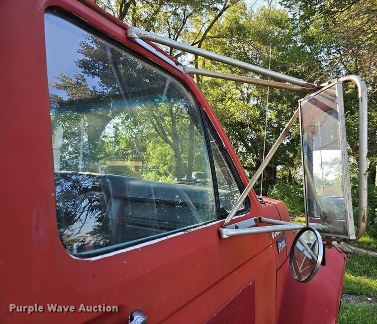 image for item DQ0122 1982 Ford F600  dump truck