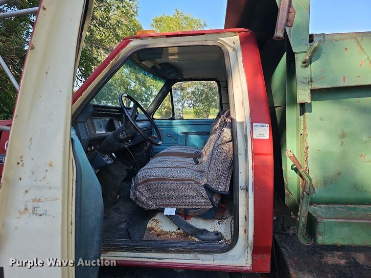 image for item DQ0122 1982 Ford F600  dump truck